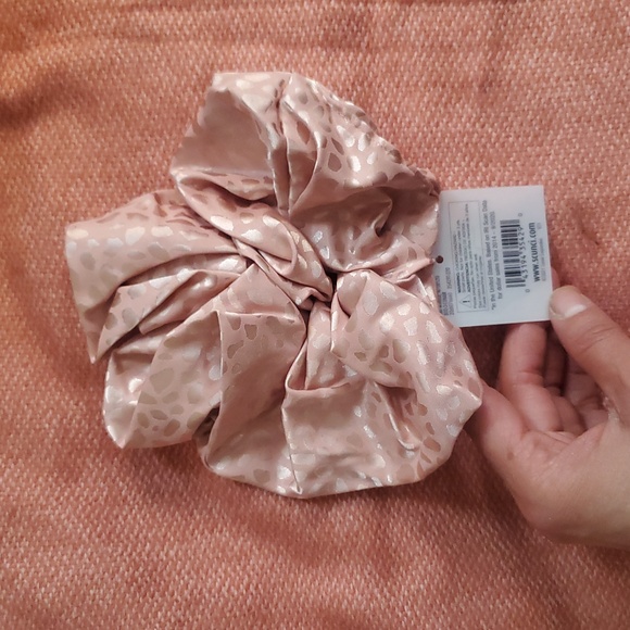 Scunci Collection Pink/Mauve Leopard Hair XL Scrunchie - Picture 2 of 5